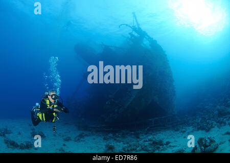 Sommozzatore guardando wreckship Gianis D. Mare Rosso, Sharm El Sheikh, Egitto Foto Stock