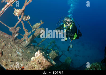 Sommozzatore guardando wreckship Gianis D. Mare Rosso, Sharm El Sheikh, Egitto Foto Stock