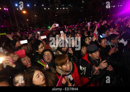 Shanghai. 31 dic 2014. Cittadini guardare uno spettacolo di luci che segna il giorno di Capodanno del 2015 presso l'Oriental Pearl Tower a est della Cina di Shanghai, tardi il 31 dicembre 2014. © Ding Ting/Xinhua/Alamy Live News Foto Stock