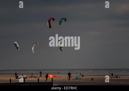 Camber Sands, East Sussex, Regno Unito. 31st dicembre 2014. UK Weather: Scena colorata a Camber Sands come Kite surfisti e trikers approfittare del forte vento l'ultimo giorno dell'anno Foto Stock