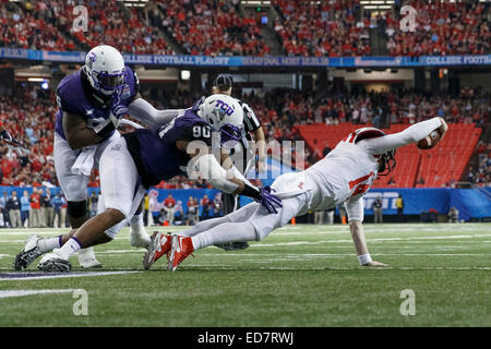 Dicembre 31, 2104: Ole Miss ribelli quarterback Bo Wallace (14) raggiunge la palla al di fuori della zona di estremità per evitare la sicurezza spinti dalla TCU cornuto rane linebacker Marcus mazzuolo (54) e TCU cornuto rane98 durante il Pulcino-fil-una ciotola di pesche gioco tra la TCU cornuto le rane e il Ole Miss ribelli presso il Georgia Dome di Atlanta, GA. Foto Stock