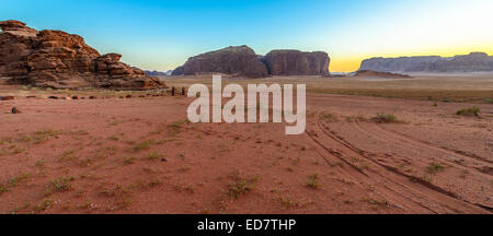 Panorama di un tramonto nel Wadi Rum desert, Giordania Foto Stock