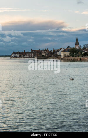 Bosham canale ad alta marea con il villaggio in background, Bosham, West Sussex, in Inghilterra, Regno Unito. Foto Stock