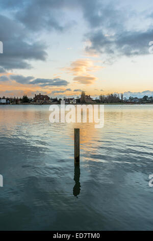 Bosham canale su un tardo pomeriggio inverni ad alta marea, Bosham, West Sussex, in Inghilterra, Regno Unito. Foto Stock