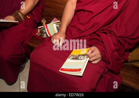 Monaci Tibetani, persone in lutto, pregando, Vietnamita funerale, memoriale di servizio, Little Saigon, City of Westminster, California, Foto Stock