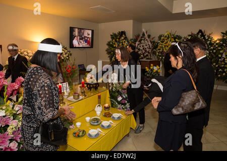 I membri della famiglia, persone in lutto in vietnamita servizio funebre, piccolo quartiere di Saigon, City of Westminster, Orange County, California Foto Stock