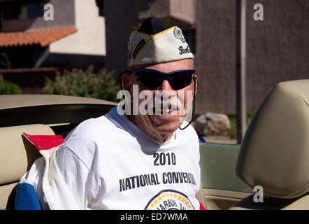 Durante la Seconda Guerra Mondiale la Marina veterano della USS Whitney e Pearl Harbor, Joe Bailey, partecipa alla giornata dei veterani Parade, Tucson, Arizona, Stati Uniti d'America Foto Stock