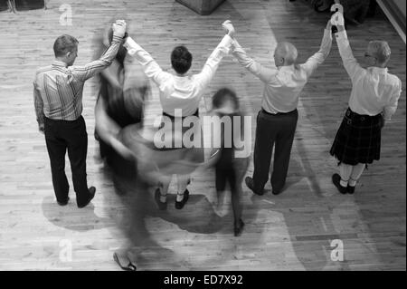 Danze ceilidh scozzesi a nozze con alcuni kilts Foto Stock