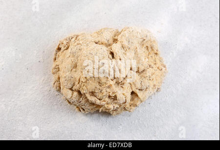 Sfera irregolare delle materie semi misti di pasta di pane su un ripiano infarinato e impastare prima Foto Stock