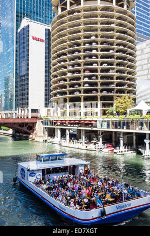 Chicago Illinois,River North,Downtown,Marina City,High Rise,Residential,building,condominiums,city skyline,Chicago River,Westin,hotel,traghetto,IL140 Foto Stock