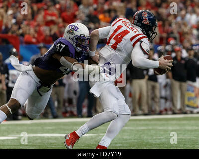 Dicembre 31, 2104: Ole Miss ribelli quarterback Bo Wallace (14) è saccheggiato dalla TCU cornuto rane linebacker Paolo Dawson (47) durante il Pulcino-fil-una ciotola di pesche gioco tra la TCU cornuto le rane e il Ole Miss ribelli presso il Georgia Dome di Atlanta, GA. Il cornuto rane sconfitto i ribelli 42-3. Foto Stock