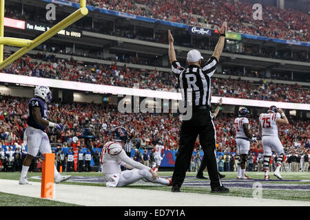 Dicembre 31, 2104: Ole Miss ribelli quarterback Bo Wallace (14) reagisce sul terreno dopo aver gettato un'intercettazione per un touchdown durante il Pulcino-fil-una ciotola di pesche gioco tra la TCU cornuto le rane e il Ole Miss ribelli presso il Georgia Dome di Atlanta, GA. Il cornuto rane sconfitto i ribelli 42-3. Foto Stock