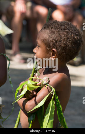 La Melanesia, Papua Nuova Guinea, Dobu isola. Villaggio locale i bambini in nativo abbigliamento palm. Foto Stock