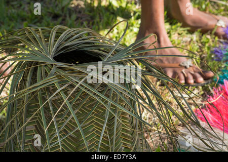 La Melanesia, Papua Nuova Guinea, Dobu isola. Canto paglia intrecciata souvenir cestello. Foto Stock