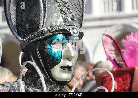 Un argento e maschera di smeraldo esibito durante la tradizionale festa del Carnevale di Venezia, Italia (2014 edition) Foto Stock