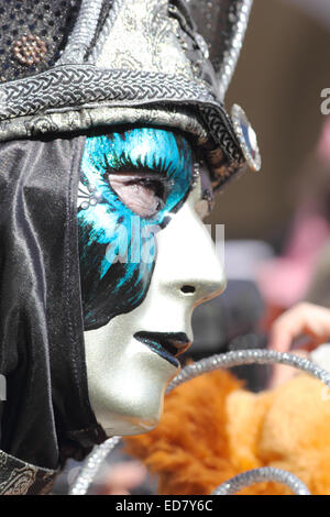 Un argento e maschera di smeraldo esibito durante la tradizionale festa del Carnevale di Venezia, Italia (2014 edition) Foto Stock