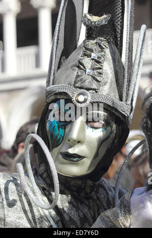 Un argento e maschera di smeraldo esibito durante la tradizionale festa del Carnevale di Venezia, Italia (2014 edition) Foto Stock