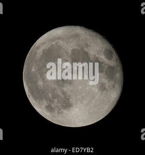 Luna piena visto attraverso un telescopio immagine presa con il mio telescopio no NASA Immagini utilizzate Foto Stock