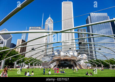 Chicago, Illinois, Loop, Millennium Park, Jay Pritzker Music Pavilion, bandshell, Harris Theatre, teatro, designer architetto Frank Gehry, skyline della città, skyscra Foto Stock