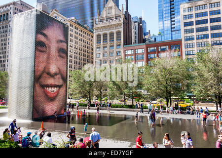 Chicago Illinois, Loop, Millennium Park, Crown Fountain, piscina riflettente, North Michigan Avenue, skyline della città, grattacieli, video scultura, catalano Foto Stock