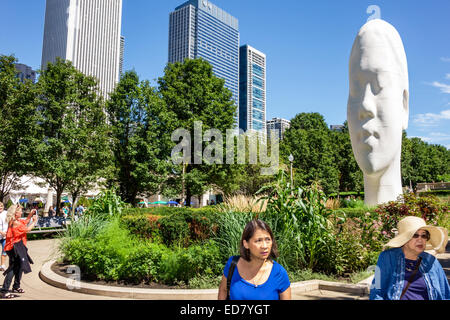 Chicago Illinois,Loop,Millennium Park,Jaume Plensa artista installazione testa gigante, scultura,Asian asiatici etnia immigrati minoranza, annuncio adulto Foto Stock