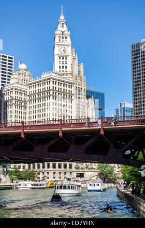 Chicago, Illinois, Chicago River, Downtown, North Wabash Avenue Bridge, Wrigley Building, skyline della città, grattacieli, IL140906106 Foto Stock