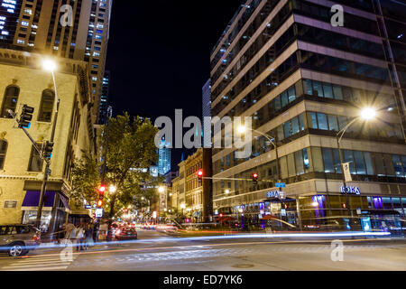 Chicago Illinois, River North, Downtown, West Illinois Street, North Clark Street, serata notturna, edifici, IL140906157 Foto Stock