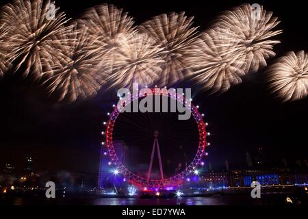 Londra, Regno Unito. Il 1 di gennaio 2015. Londra ha accolto nel 2015 con un grande spettacolo di fuochi d'artificio. London's NYE 2014 fuochi d'artificio erano stati venduti per la prima volta con 100.000 pagando i possessori dei biglietti il permesso di guardare a Londra la celebrazione annuale da un'area recintata. Credito: Nelson pereira/Alamy Live News Foto Stock