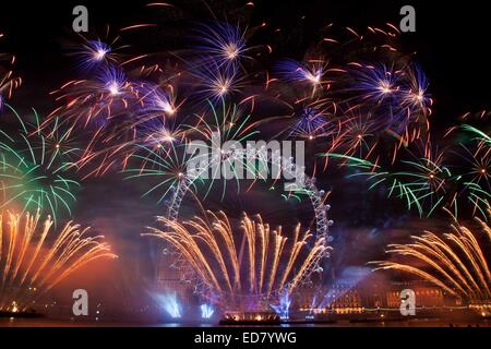 Londra, Regno Unito. Il 1 di gennaio 2015. Londra ha accolto nel 2015 con un grande spettacolo di fuochi d'artificio. London's NYE 2014 fuochi d'artificio erano stati venduti per la prima volta con 100.000 pagando i possessori dei biglietti il permesso di guardare a Londra la celebrazione annuale da un'area recintata. Credito: Nelson pereira/Alamy Live News Foto Stock