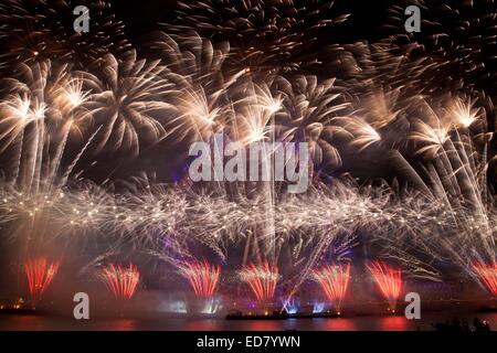 Londra, Regno Unito. Il 1 di gennaio 2015. Londra ha accolto nel 2015 con un grande spettacolo di fuochi d'artificio. London's NYE 2014 fuochi d'artificio erano stati venduti per la prima volta con 100.000 pagando i possessori dei biglietti il permesso di guardare a Londra la celebrazione annuale da un'area recintata. Credito: Nelson pereira/Alamy Live News Foto Stock