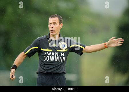 Associazione Camanachd shinty arbitro Deek Cameron da Fort William in azione sotto la pioggia. Foto Stock