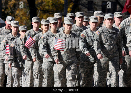 US Army soldati che marciano nella Milwaukee veterani Parade Foto Stock