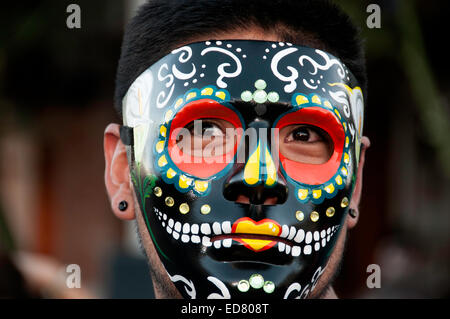 I partecipanti nell'annuale tutte le anime processione onorare il defunto in Tucson, Arizona, Stati Uniti. Foto Stock