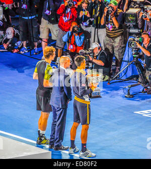 Novak Jokovic e Andy Murray e andre agassi australian open finale con la coppa del vincitore novak con fotografi vincitore 2014 Foto Stock