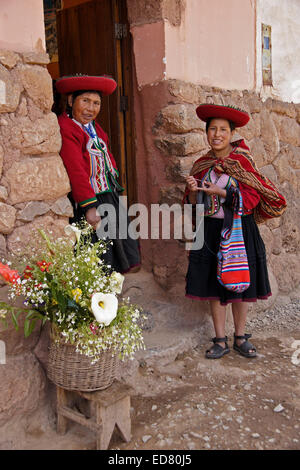 Il quechua le donne indiane a Chinchero, Valle di Urubamba, Perù Foto Stock