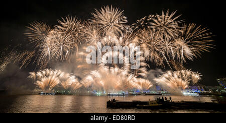 Londra, Regno Unito. 1a gen, 2015. Capodanno fuochi d'artificio dal London Eye Credito: Guy Corbishley/Alamy Live News Foto Stock