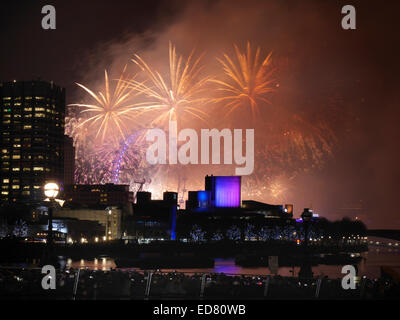 Londra, Regno Unito. Il 1 gennaio 2015. Fuochi d'artificio esplode sulla London Eye e il South Bank complessa di benvenuto nel 2015. Vista è visto dal terrapieno vicino Blackfriars Bridge. Credit: Charles Bowman/Alamy Live News Foto Stock