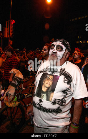 I partecipanti nell'annuale tutte le anime processione onorare il defunto in Tucson, Arizona, Stati Uniti. Foto Stock