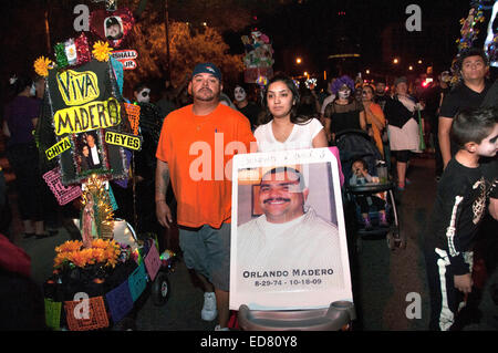 I partecipanti nell'annuale tutte le anime processione onorare il defunto in Tucson, Arizona, Stati Uniti. Foto Stock