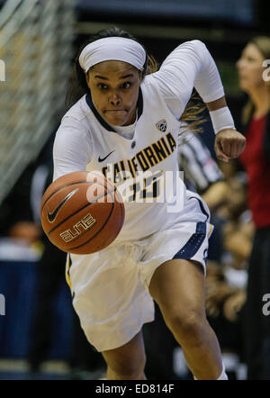 Berkeley CA. 29 dic 2014. California G # 15 Brittany Boyd sul veloce pausa durante il NCAA donna gioco di basket tra Old Dominion Lady monarchi e California Golden Bears 79-59 vincere a Hass Pavilion Berkeley in California © csm/Alamy Live News Foto Stock