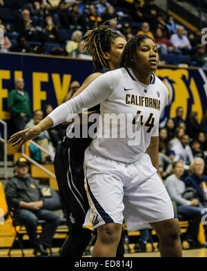 Berkeley CA. 29 dic 2014. California F # KC acque bloccando la vernice durante il NCAA donna gioco di basket tra Old Dominion Lady monarchi e California Golden Bears 79-59 vincere a Hass Pavilion Berkeley in California © csm/Alamy Live News Foto Stock