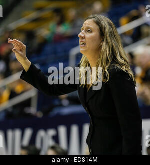 Berkeley CA. 29 dic 2014. California Head Coach Lindsay Gottlieb durante il NCAA donna gioco di basket tra Old Dominion Lady monarchi e California Golden Bears 79-59 vincere a Hass Pavilion Berkeley in California © csm/Alamy Live News Foto Stock