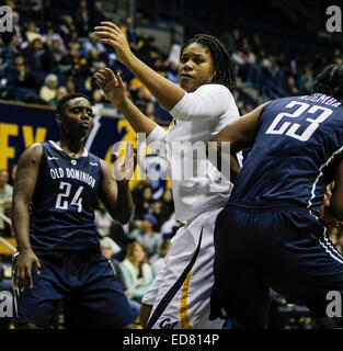 Berkeley CA. 29 dic 2014. California F # 44 KC acque battaglia per la posizione nella vernice durante il NCAA donna gioco di basket tra Old Dominion Lady monarchi e California Golden Bears 79-59 vincere a Hass Pavilion Berkeley in California © csm/Alamy Live News Foto Stock