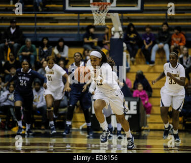 Berkeley CA. 29 dic 2014. California G # 15 Brittany Boyd sul veloce pausa durante il NCAA donna gioco di basket tra Old Dominion Lady monarchi e California Golden Bears 79-59 vincere a Hass Pavilion Berkeley in California © csm/Alamy Live News Foto Stock