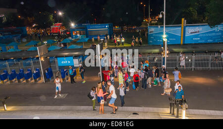 Tennis Australian Open di asta leva arena tifosi fuori dopo la partita sulla strada di casa Foto Stock