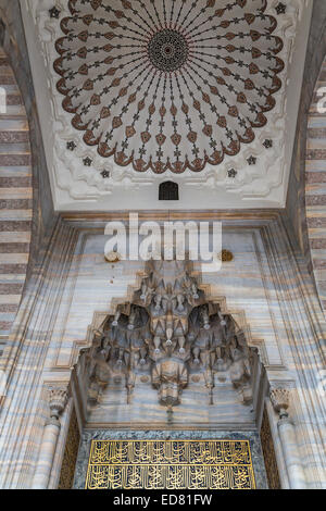 Dettagli architettonici del cortile interno e la porta di entrata alla Moschea Süleymaniye di Istanbul, Turchia, Eurasia. Foto Stock