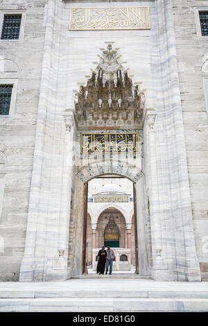 Dettagli architettonici in una delle porte di ingresso al cortile centrale della Moschea Süleymaniye di Istanbul, in Turchia. Foto Stock