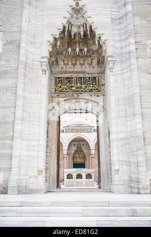 Dettagli architettonici in una delle porte di ingresso al cortile centrale della Moschea Süleymaniye di Istanbul, in Turchia. Foto Stock