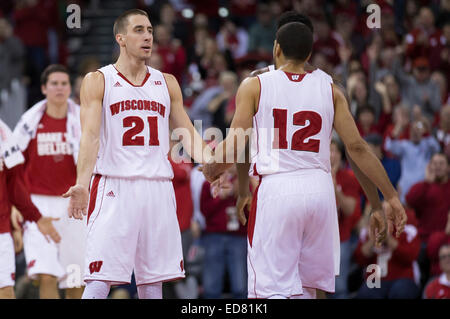 Dicembre 31, 2014: Wisconsin Badgers guard Josh Gasser #21 si congratula con il Wisconsin Badgers guard Traevon Jackson #12 durante il NCAA pallacanestro tra il Wisconsin Badgers e Penn State Nittany Lions a Kohl Center a Madison, WI. Wisconsin sconfitto Penn State 89-72. John Fisher/CSM Foto Stock