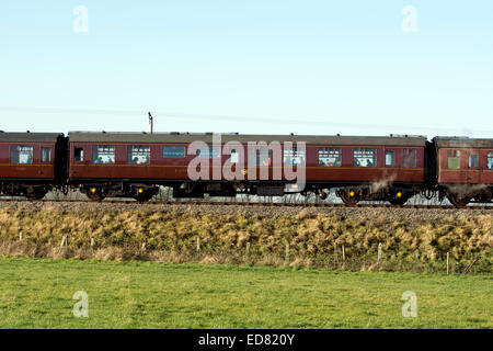 Ex LMS buffet carrello auto del Gloucestershire e Warwickshire Railway in inverno, Hailes, Gloucestershire, Regno Unito Foto Stock